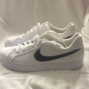 Nike blazer low black/white Size 10.5. Used without box’s. Excellent Condition.